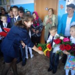 Полина Левенкова вручает ключ от Страны Знаний